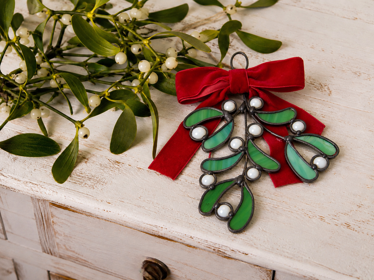 Mistletoe Kiss Wreath - Holytide Collection