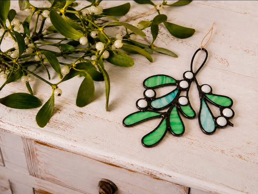 Mistletoe Kiss Wreath - Holytide Collection